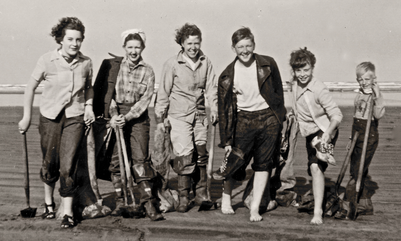 Happy razor clamming after WWII – HELP MAKE THE PACIFIC RAZOR CLAM THE  STATE CLAM